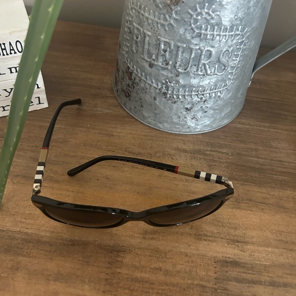 Burberry sunglasses - Picture 8 of 12
